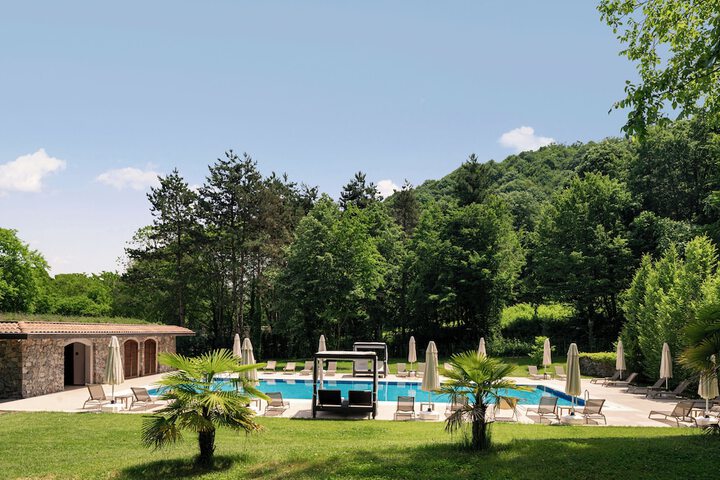 Pool 40 of 100