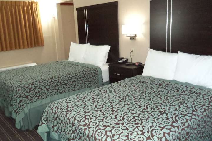 2 Double Beds (13 of 17)