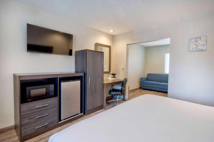 1 King Bed Refrigerator, Microwave (12 of 17)