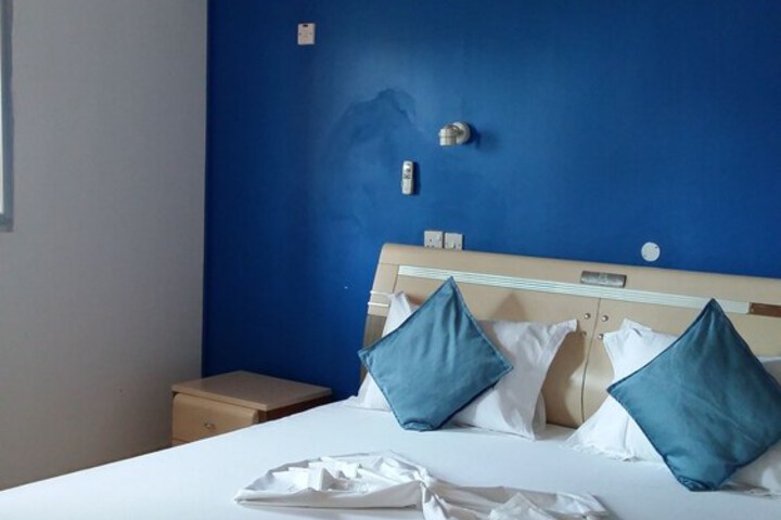 Room 8 of 28
