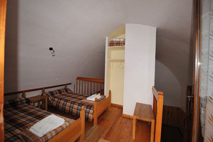 Room 16 of 44