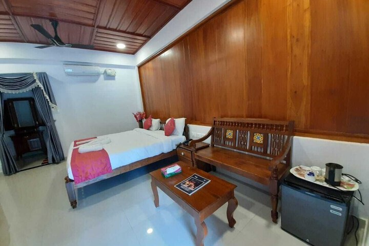 Lounge 9 of 30