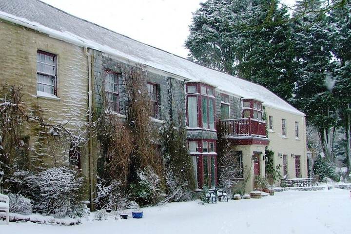 Hotel Exterior 85 of 92