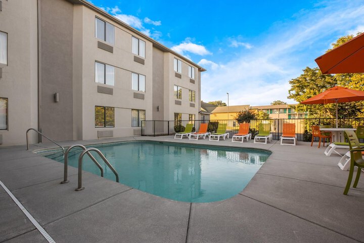 Hotel Pool