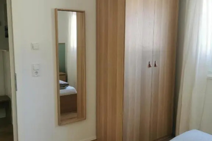 Room 4 of 11