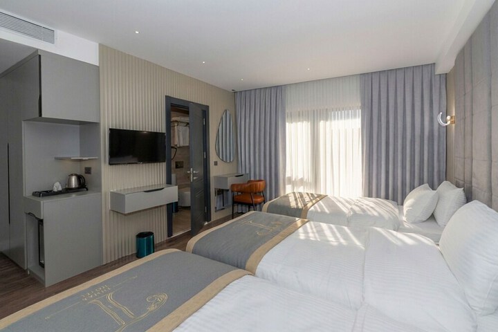 Room 33 of 74