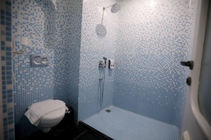 Room 70 of 142
