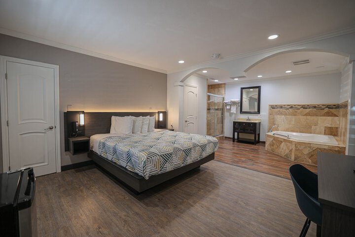 1 King Bed Micfridge (12 of 13)
