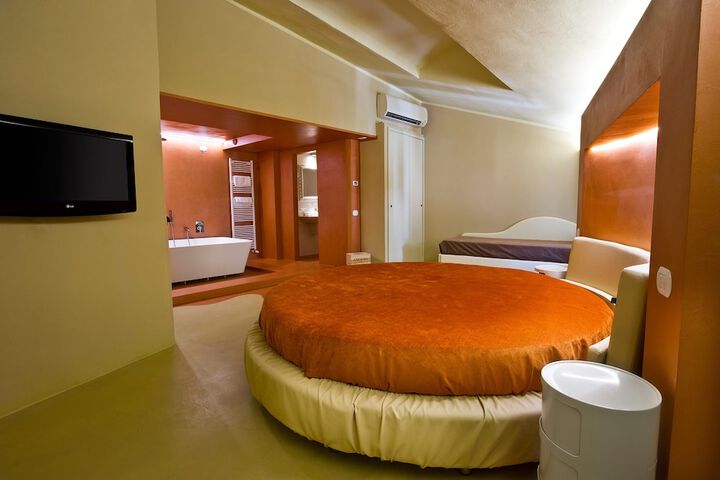 Room 18 of 121