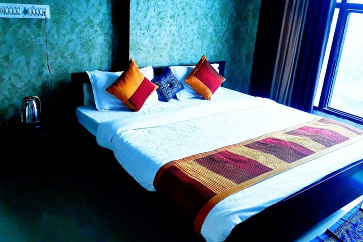 Room 6 of 11