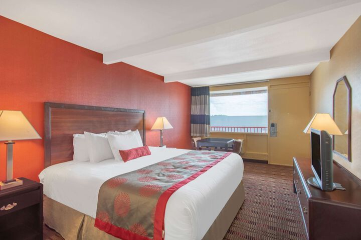 1 King Bed (2 of 9)