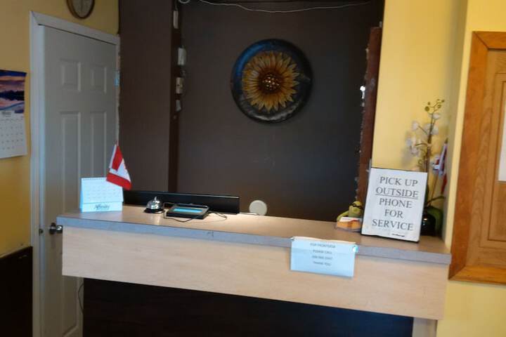 Check-in/check-out kiosk