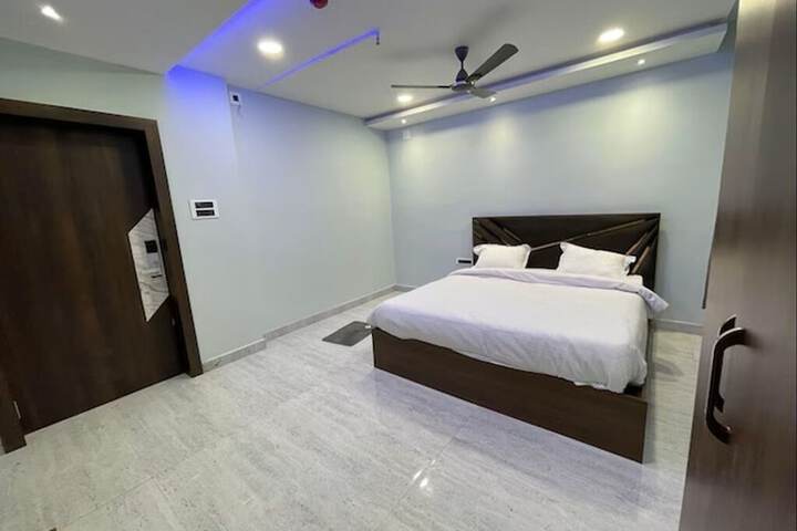Room 3 of 10