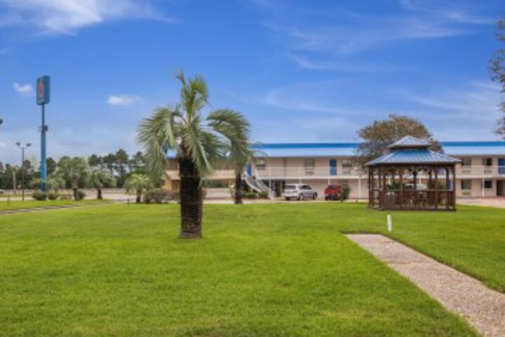 Hotel Exterior 41 of 58