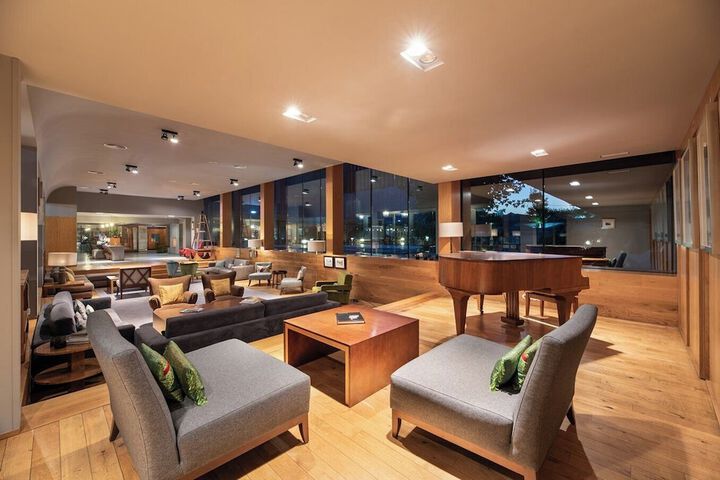 Entrance & Lobby