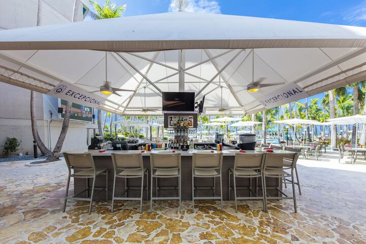 Poolside bar