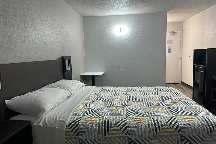 1 Queen Bed (2 of 7)