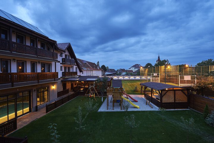 Hotel Exterior 104 of 125