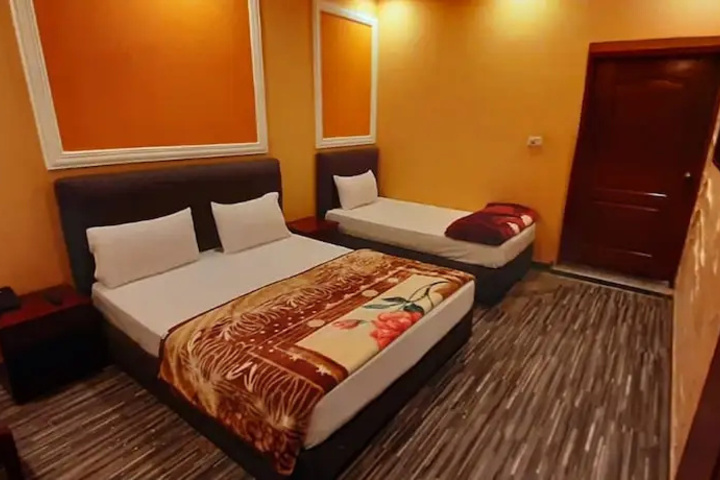 Room 5 of 16