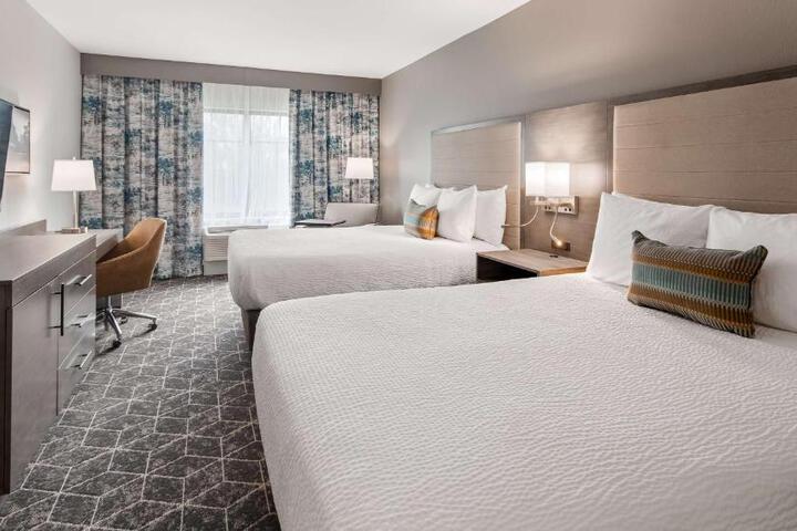 2 Queen Beds Communication Assistance Microwave and Refrigerator WiFi Walk in Shower Full Breakfast (8 of 10)