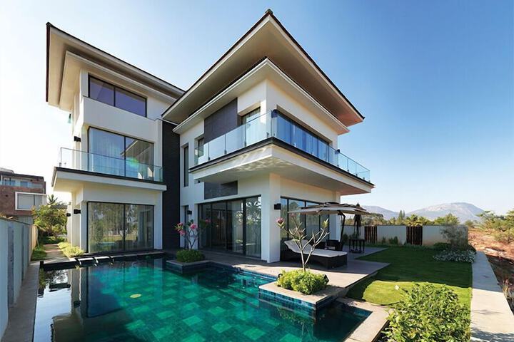 Hotel with Pool