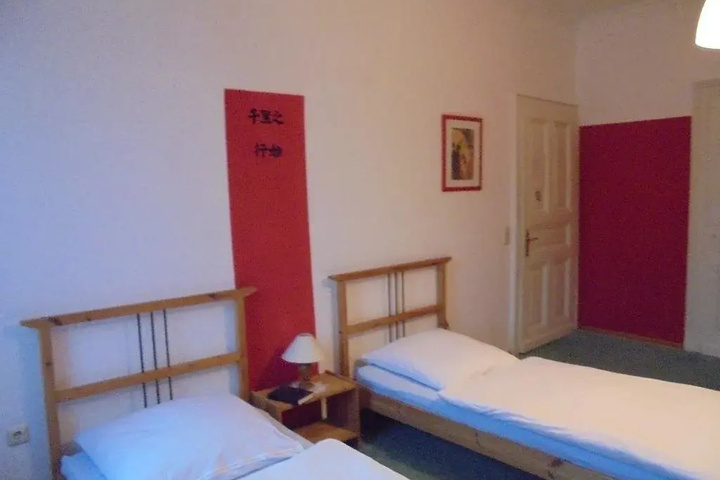 Room 4 of 12