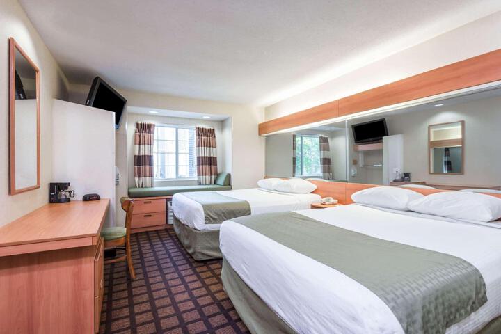 2 Queen Beds Accessible (12 of 26)