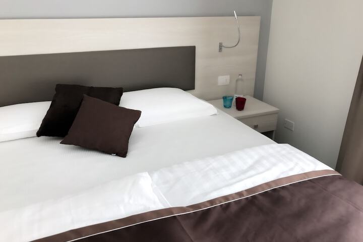 Room 3 of 73