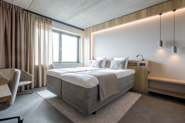 Room 7 of 18
