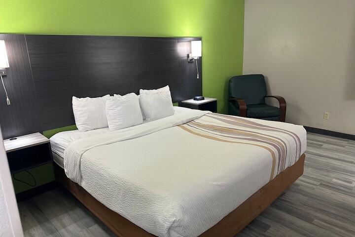 1 King Bed (12 of 12)