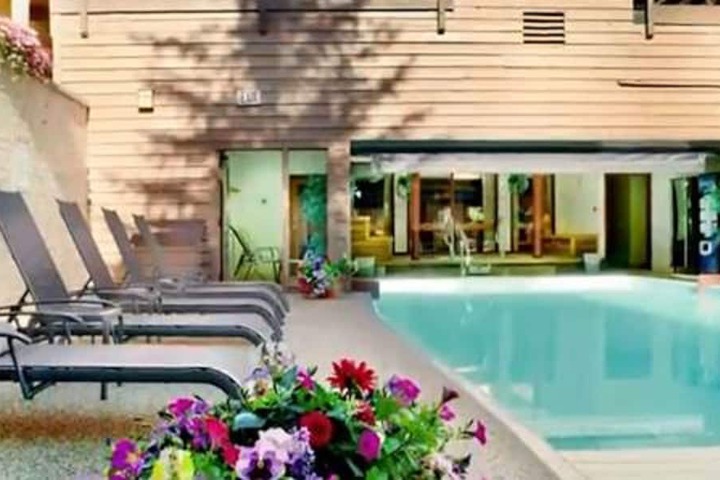 Hotel Pool