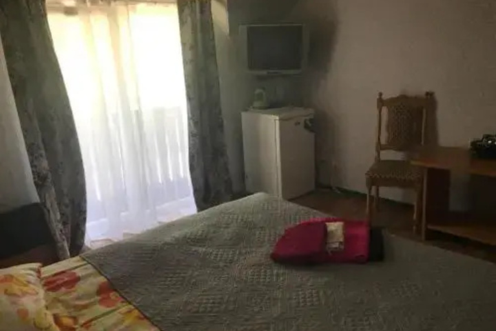 Room 4 of 9