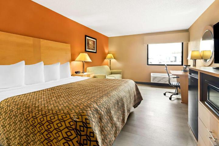 1 King Bed Sofa Bed Work Desk Microwave and Refrigerator Shower Only Full Breakfast (11 of 20)