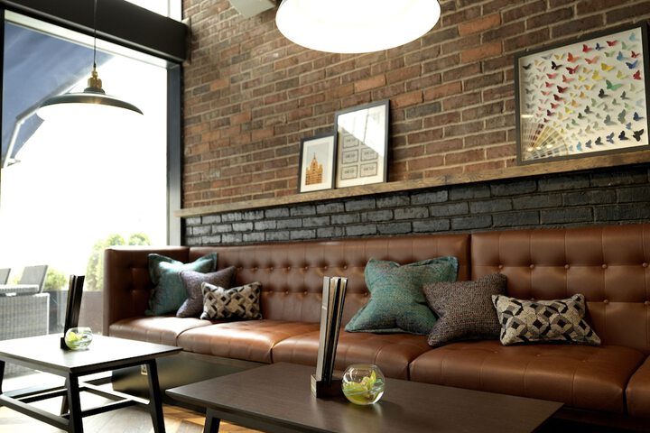 Lounge 76 of 102