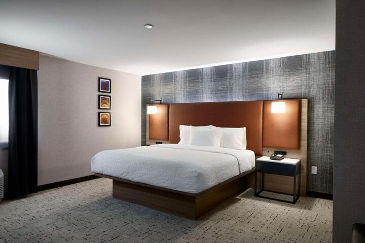1 King Bed (6 of 10)