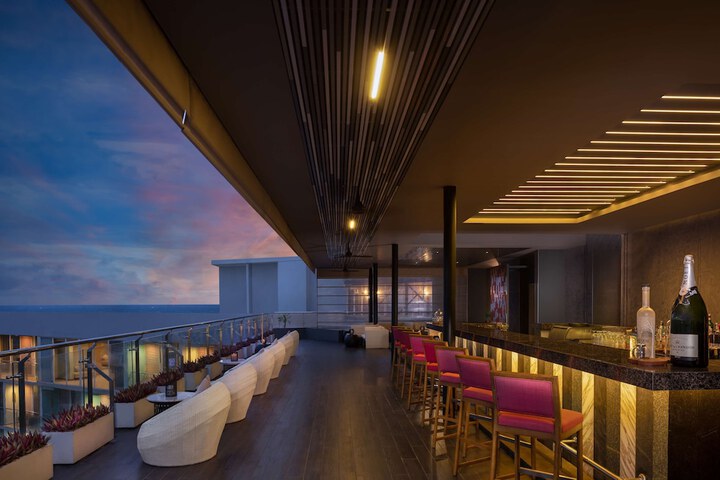 Lounge 93 of 128
