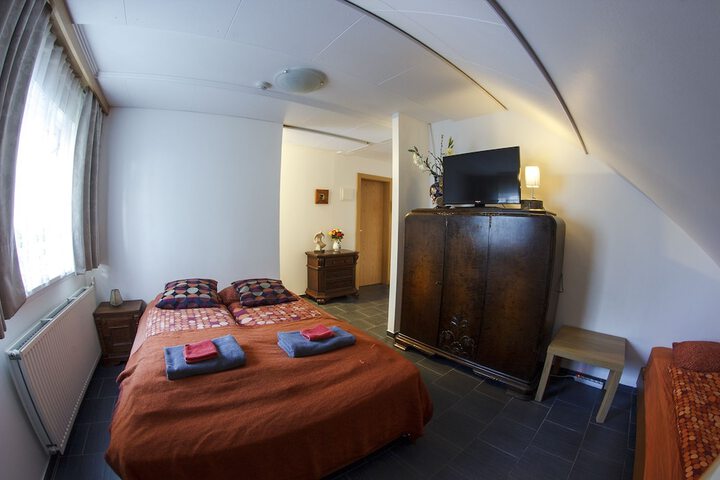 Room 4 of 12