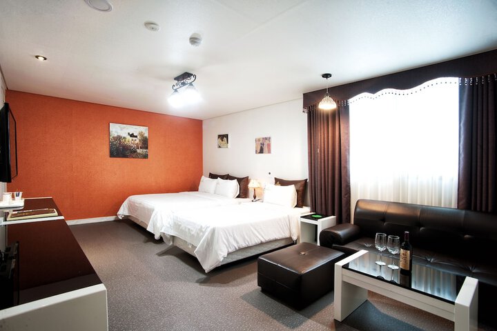 Room 11 of 38