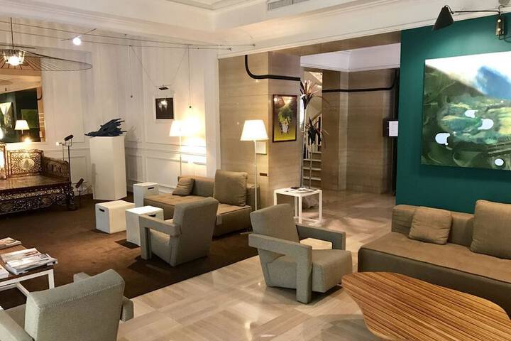 Lounge 63 of 74