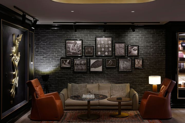 Lounge 82 of 125