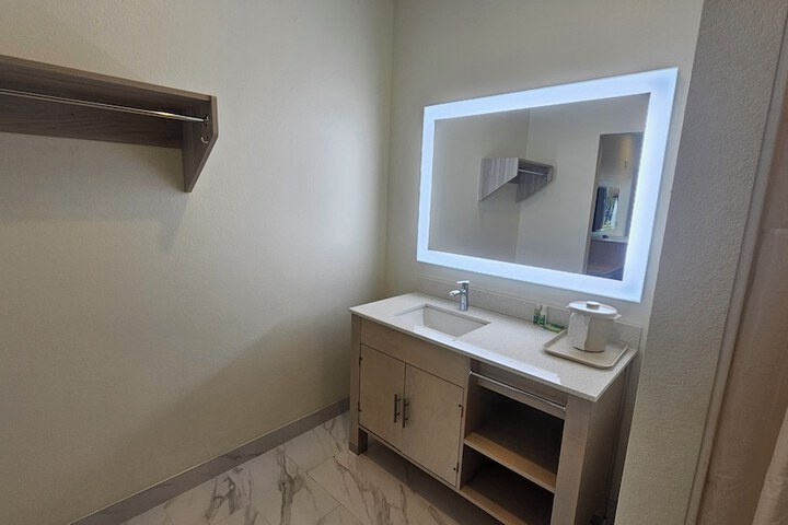 Room 6 of 6