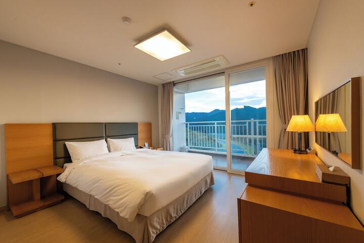 Room 12 of 100