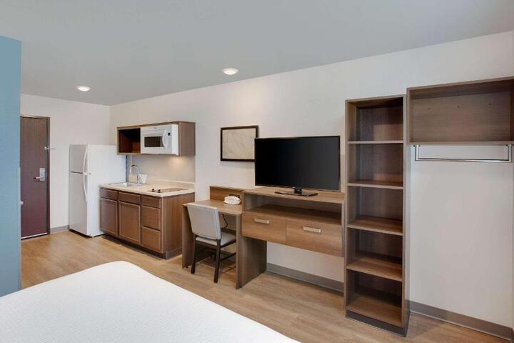 1 Queen Bed (4 of 14)
