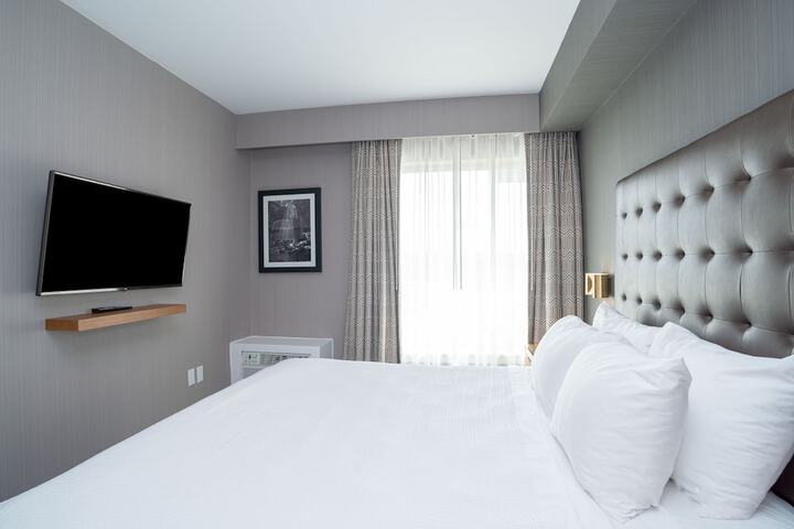 1 King Bed (2 of 29)