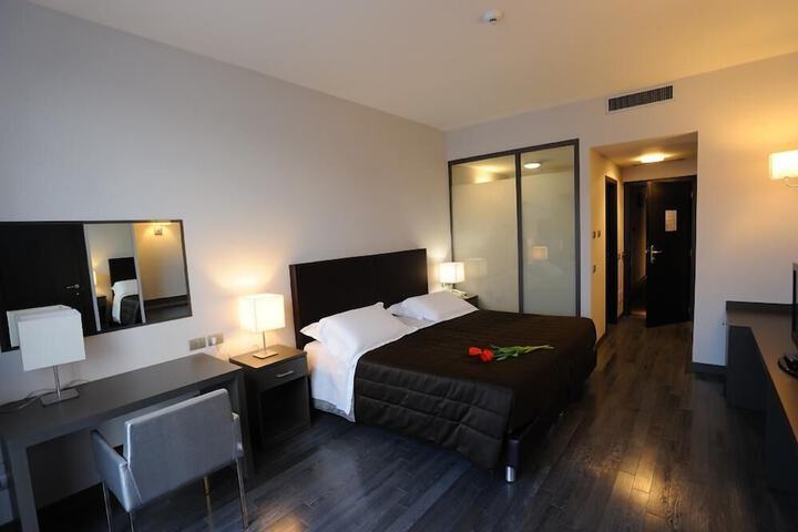 Room 6 of 16