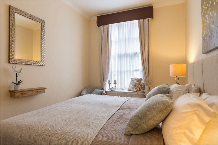 Room 2 of 93