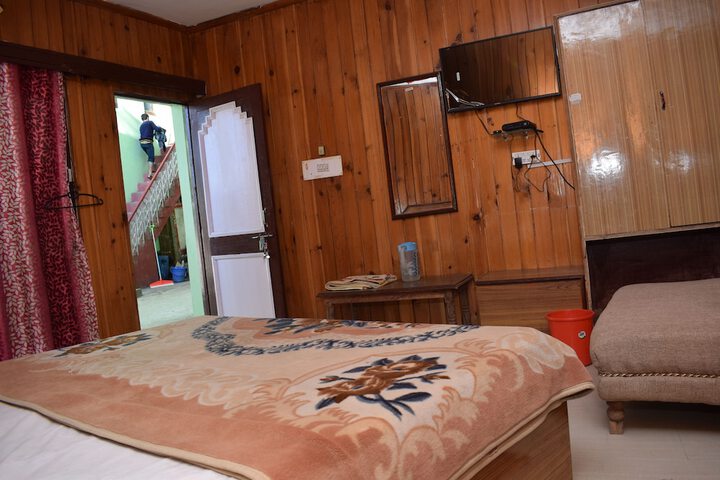 Room 12 of 16