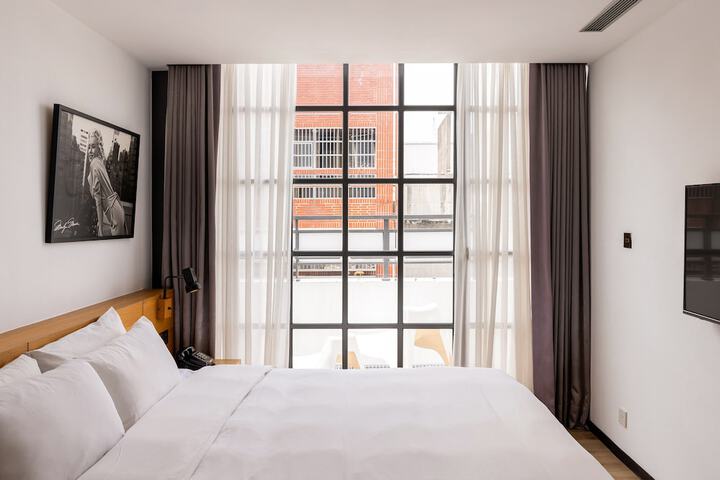 Room 52 of 151
