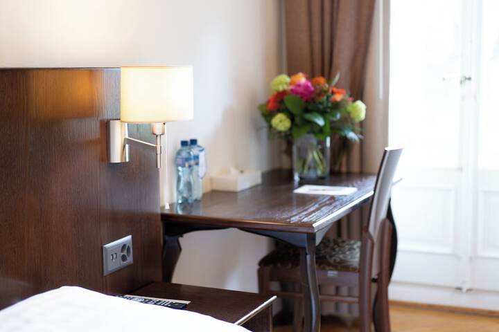 Room 30 of 103