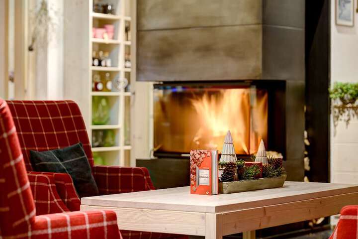 Lounge 120 of 136